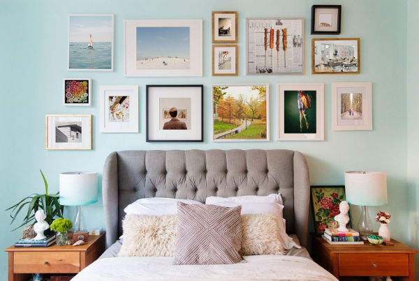 Dinding dengan foto-foto pribadi atau kenangan